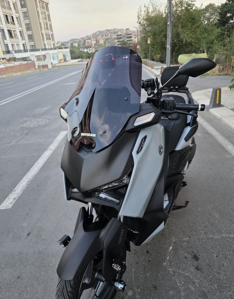MOTOCAM Yamaha Xmax Techmax Ön Cam 2025-2026 Model 52cm Siyah Renkli 4mm Asansörlü