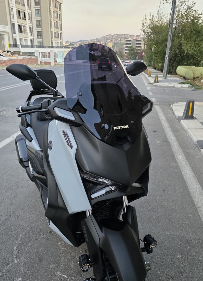 MOTOCAM Yamaha Xmax Techmax Ön Cam 2025-2026 Model 52cm Siyah Renkli 4mm Asansörlü