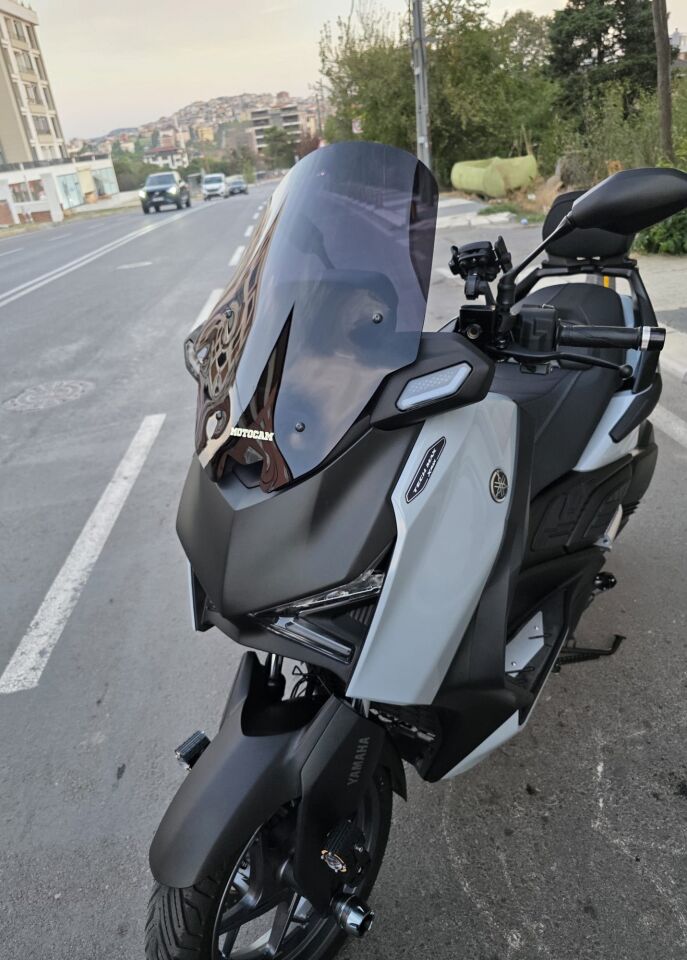 MOTOCAM Yamaha Xmax Techmax Ön Cam 2025-2026 Model 52cm Siyah Renkli 4mm Asansörlü