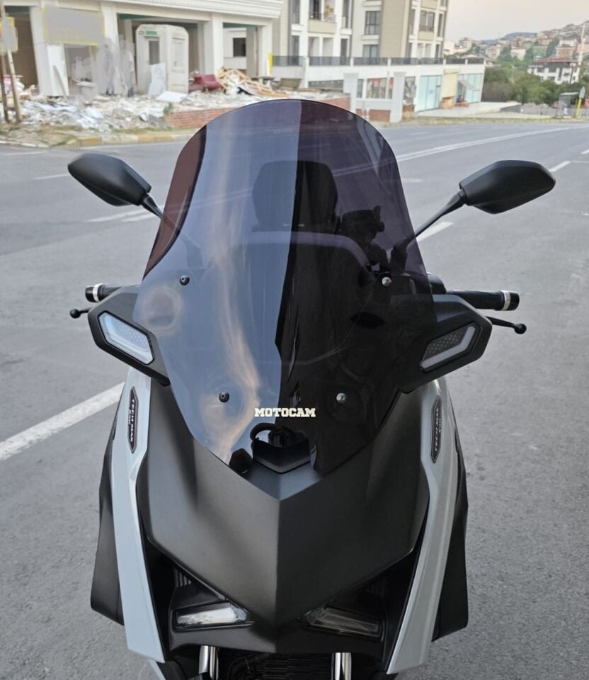 MOTOCAM Yamaha Xmax Techmax Ön Cam 2025-2026 Model 52cm Siyah Renkli 4mm Asansörlü