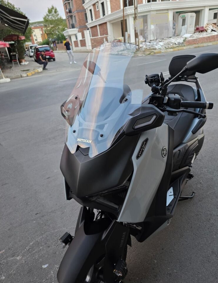 MOTOCAM Yamaha Xmax Techmax Ön Cam 2025-2026 Model 52cm Şeffaf Renkli 4mm Asansörlü
