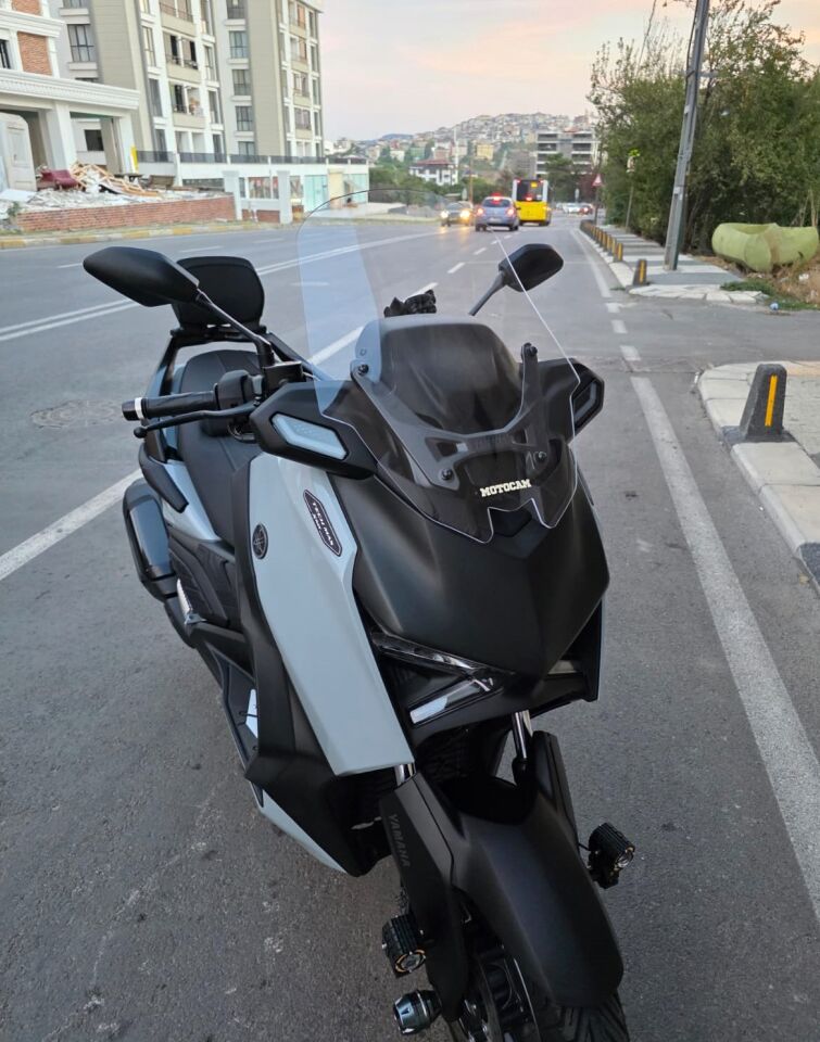 MOTOCAM Yamaha Xmax Techmax Ön Cam 2025-2026 Model 52cm Şeffaf Renkli 4mm Asansörlü