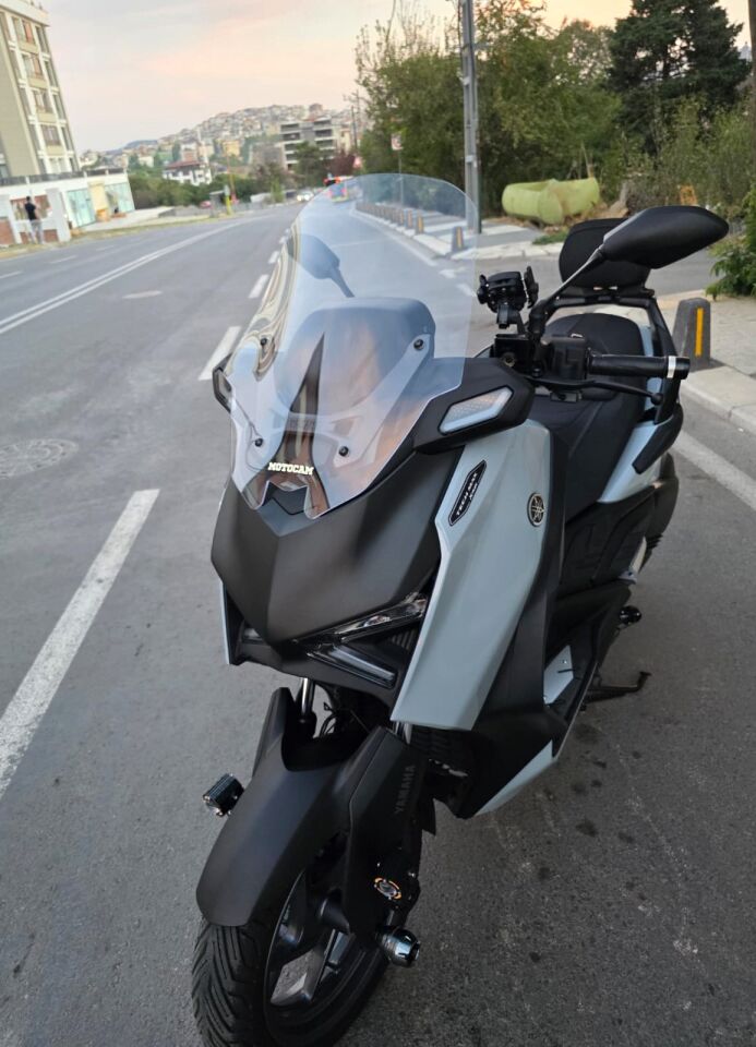 MOTOCAM Yamaha Xmax Techmax Ön Cam 2025-2026 Model 52cm Şeffaf Renkli 4mm Asansörlü