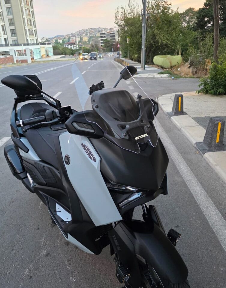 MOTOCAM Yamaha Xmax Techmax Ön Cam 2025-2026 Model 52cm Şeffaf Renkli 4mm Asansörlü