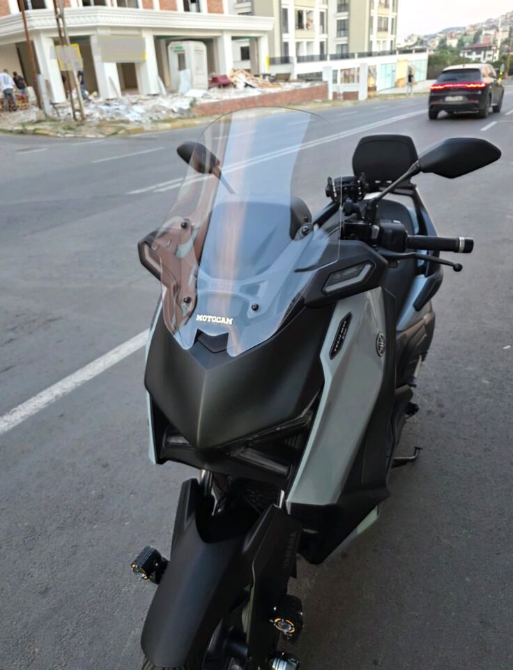 MOTOCAM Yamaha Xmax Techmax Ön Cam 2025-2026 Model 52cm Şeffaf Renkli 4mm Asansörlü