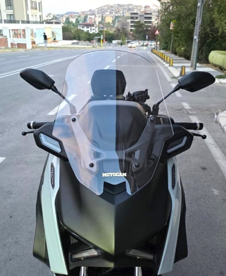 MOTOCAM Yamaha Xmax Techmax Ön Cam 2025-2026 Model 52cm Şeffaf Renkli 4mm Asansörlü
