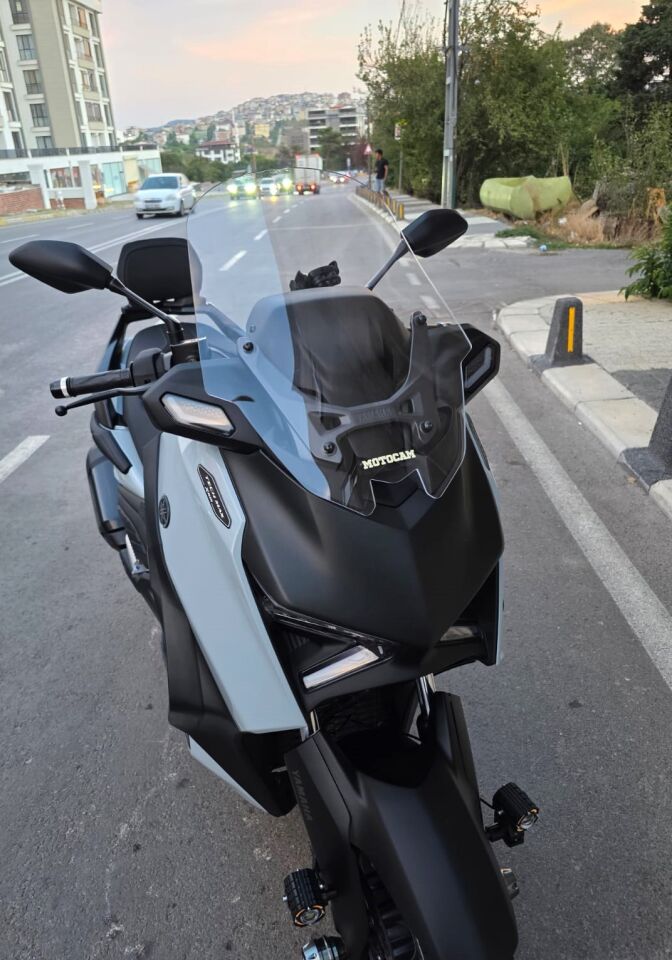MOTOCAM Yamaha Xmax Techmax Ön Cam 2025-2026 Model 52cm Şeffaf Renkli 4mm Asansörlü