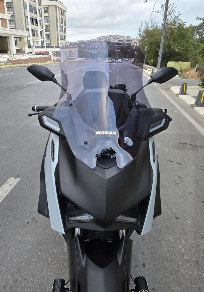 MOTOCAM Yamaha Xmax Techmax Ön Cam 2025-2026 Model 63cm Füme Renkli 4mm Asansörlü