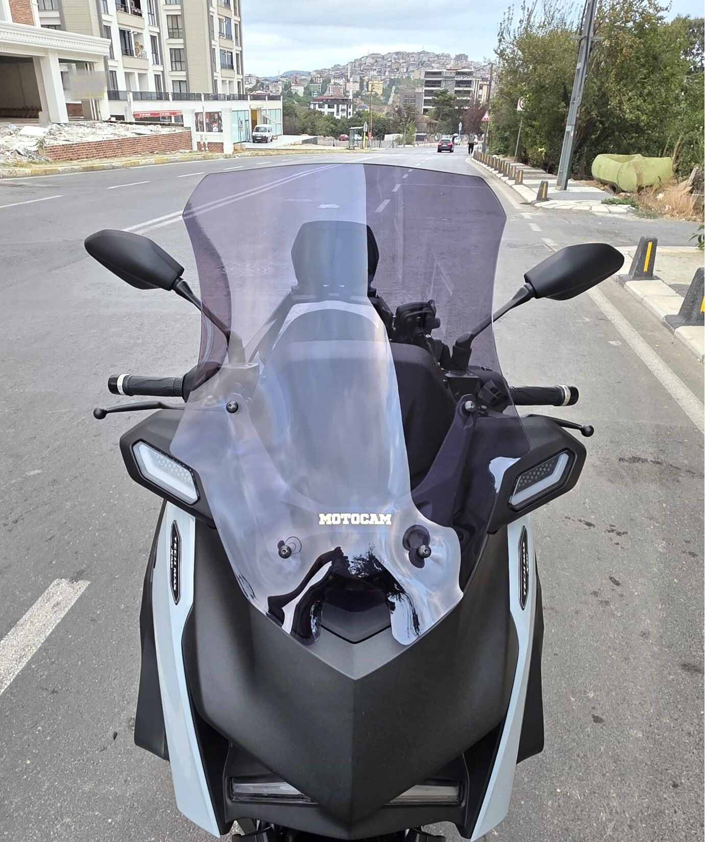 MOTOCAM Yamaha Xmax Techmax Ön Cam 2025-2026 Model 63cm Füme Renkli 4mm Asansörlü