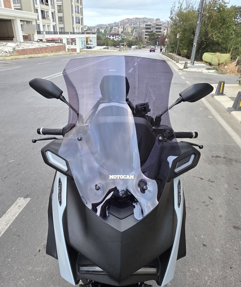 MOTOCAM Yamaha Xmax Techmax Ön Cam 2025-2026 Model 63cm Füme Renkli 4mm Asansörlü
