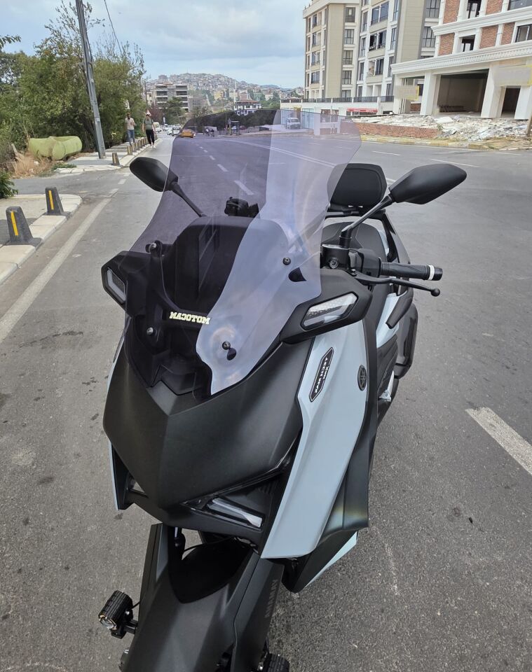 MOTOCAM Yamaha Xmax Techmax Ön Cam 2025-2026 Model 63cm Füme Renkli 4mm Asansörlü