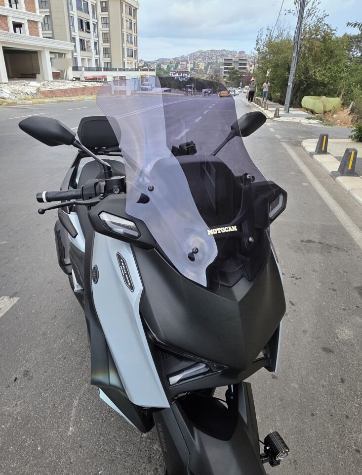 MOTOCAM Yamaha Xmax Techmax Ön Cam 2025-2026 Model 63cm Füme Renkli 4mm Asansörlü