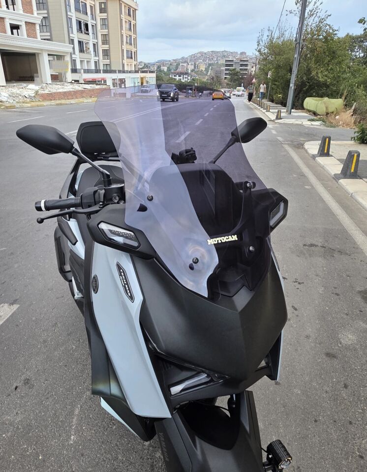 MOTOCAM Yamaha Xmax Techmax Ön Cam 2025-2026 Model 63cm Füme Renkli 4mm Asansörlü