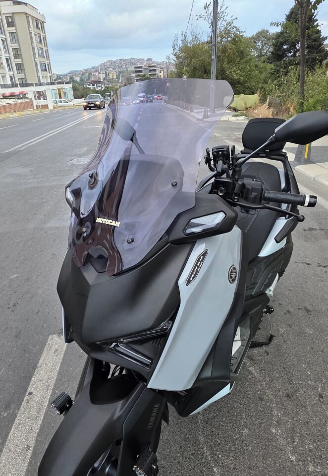 MOTOCAM Yamaha Xmax Techmax Ön Cam 2025-2026 Model 63cm Füme Renkli 4mm Asansörlü