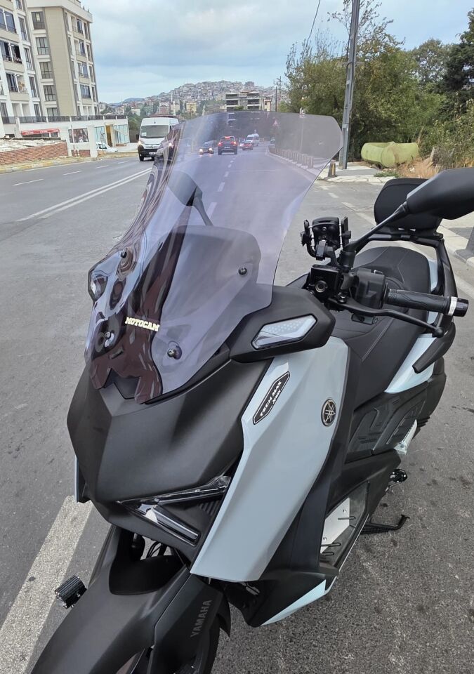 MOTOCAM Yamaha Xmax Techmax Ön Cam 2025-2026 Model 63cm Füme Renkli 4mm Asansörlü