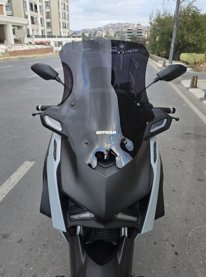 MOTOCAM Yamaha Xmax Techmax Ön Cam 2025-2026 Model 63cm Siyah Renkli 4mm Asansörlü