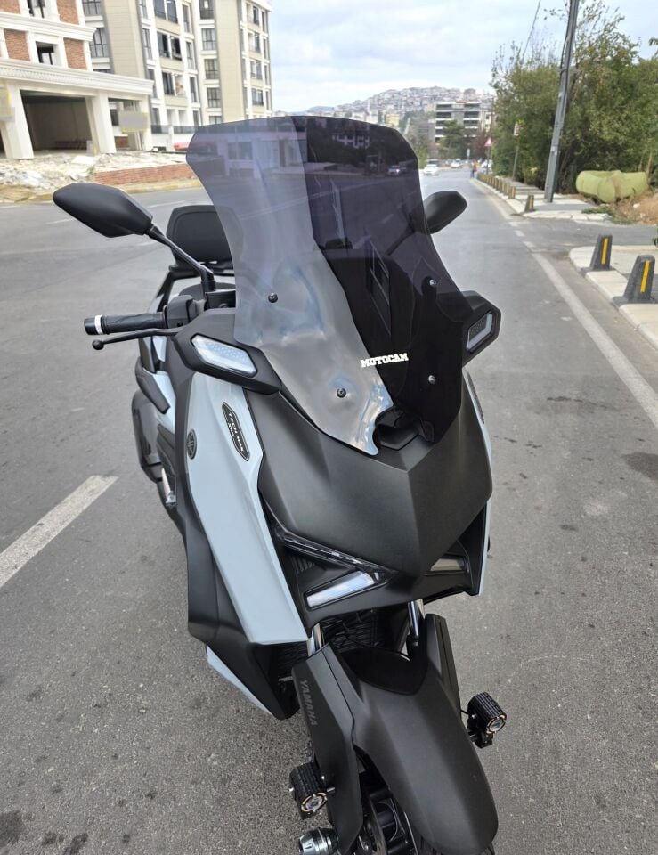 MOTOCAM Yamaha Xmax Techmax Ön Cam 2025-2026 Model 63cm Siyah Renkli 4mm Asansörlü