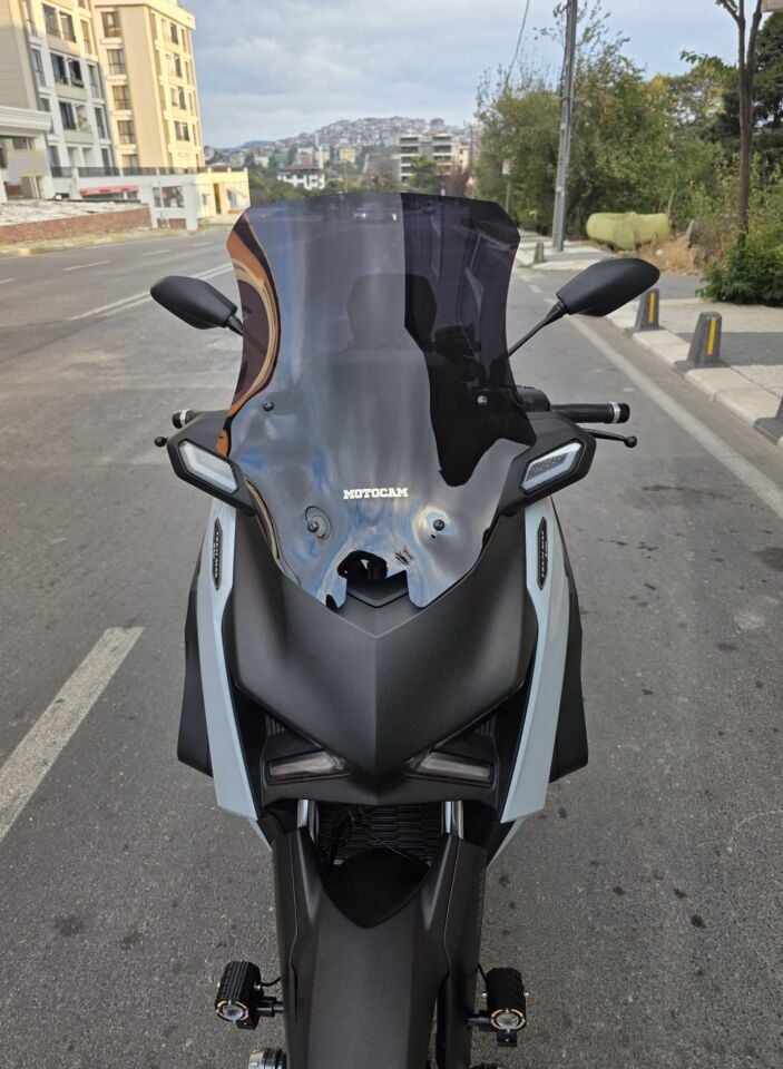 MOTOCAM Yamaha Xmax Techmax Ön Cam 2025-2026 Model 63cm Siyah Renkli 4mm Asansörlü
