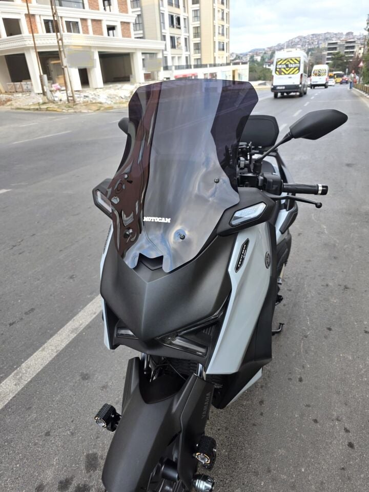 MOTOCAM Yamaha Xmax Techmax Ön Cam 2025-2026 Model 63cm Siyah Renkli 4mm Asansörlü
