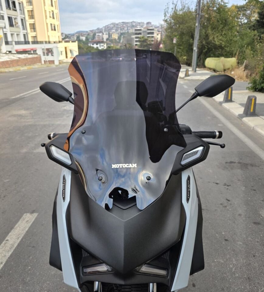 MOTOCAM Yamaha Xmax Techmax Ön Cam 2025-2026 Model 63cm Siyah Renkli 4mm Asansörlü
