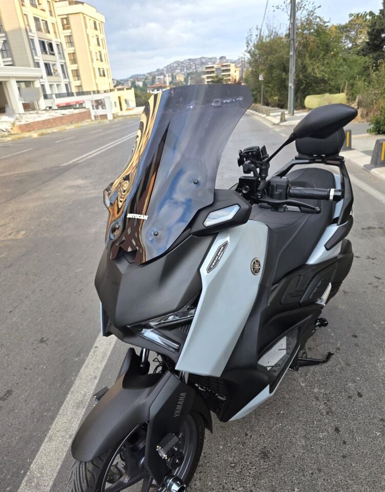 MOTOCAM Yamaha Xmax Techmax Ön Cam 2025-2026 Model 63cm Siyah Renkli 4mm Asansörlü
