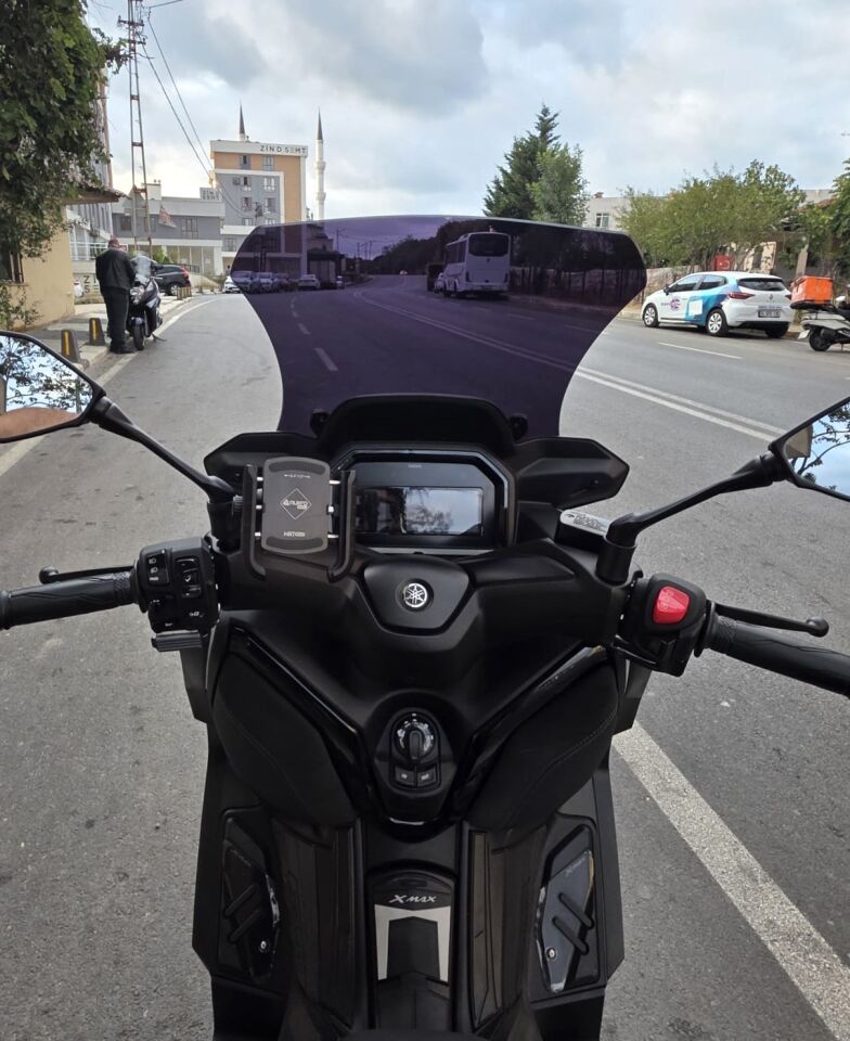 MOTOCAM Yamaha Xmax Techmax Ön Cam 2025-2026 Model 63cm Siyah Renkli 4mm Asansörlü