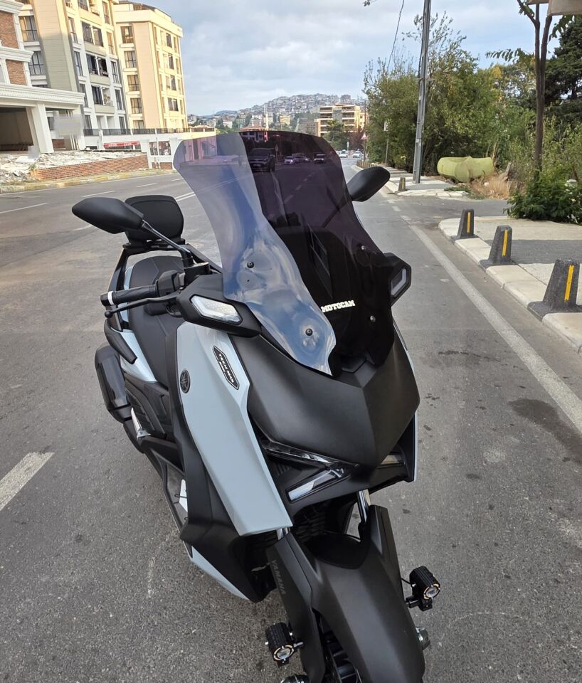 MOTOCAM Yamaha Xmax Techmax Ön Cam 2025-2026 Model 63cm Siyah Renkli 4mm Asansörlü