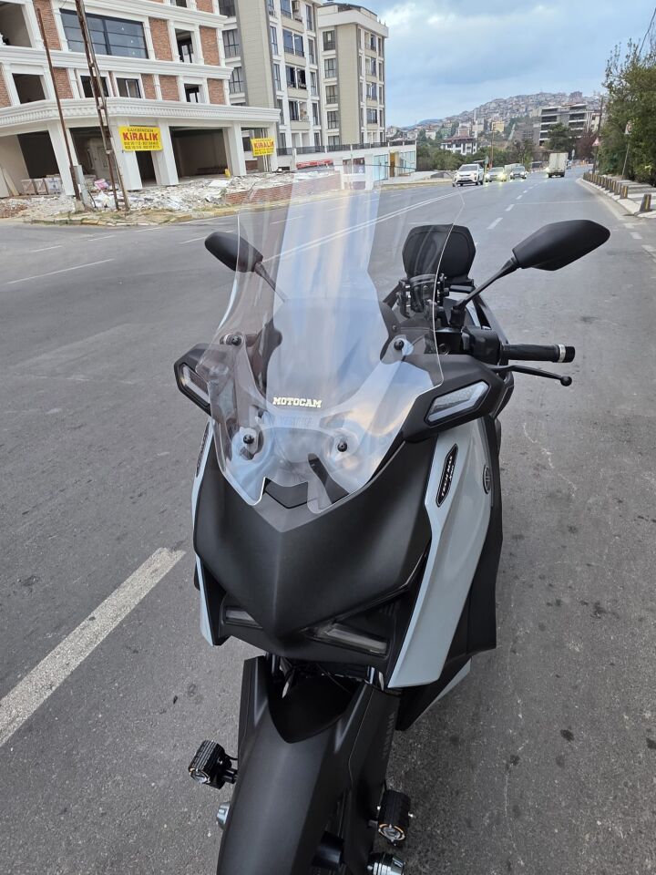 MOTOCAM Yamaha Xmax Techmax Ön Cam 2025-2026 Model 63cm Şeffaf Renkli 4mm Asansörlü