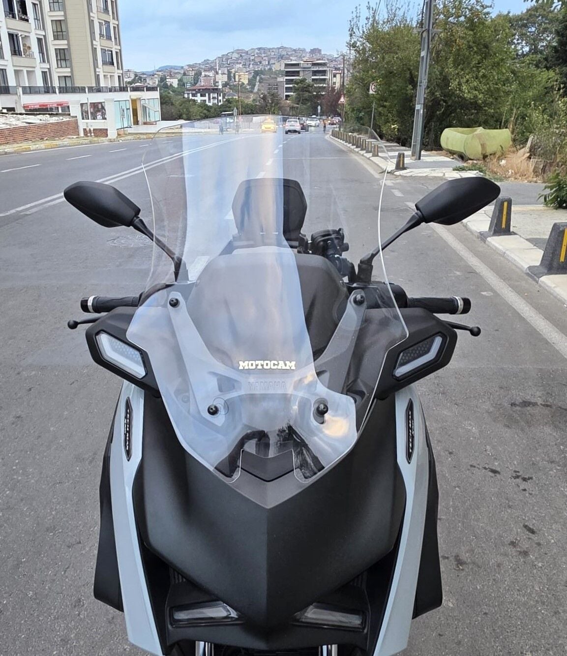 MOTOCAM Yamaha Xmax Techmax Ön Cam 2025-2026 Model 63cm Şeffaf Renkli 4mm Asansörlü