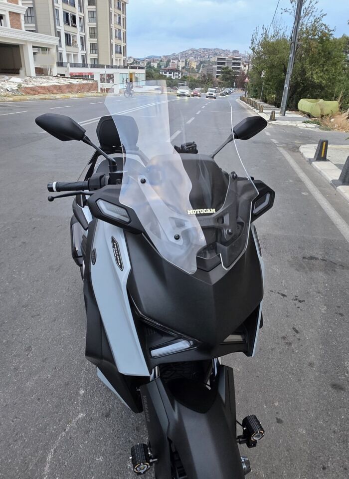 MOTOCAM Yamaha Xmax Techmax Ön Cam 2025-2026 Model 63cm Şeffaf Renkli 4mm Asansörlü
