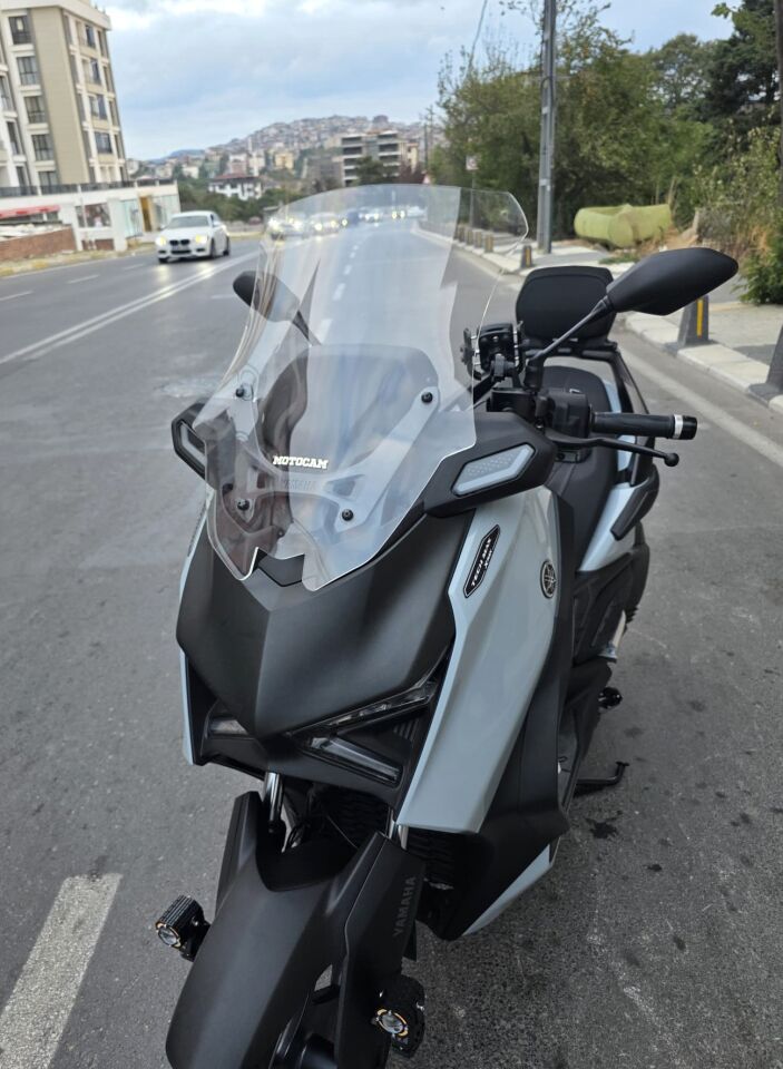 MOTOCAM Yamaha Xmax Techmax Ön Cam 2025-2026 Model 63cm Şeffaf Renkli 4mm Asansörlü