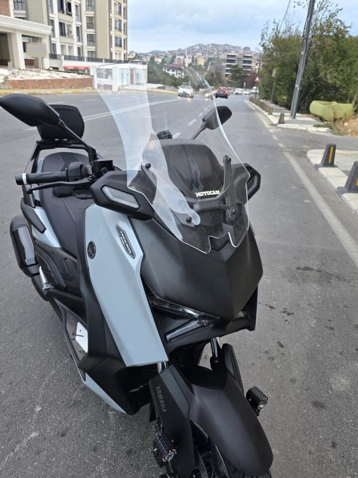 MOTOCAM Yamaha Xmax Techmax Ön Cam 2025-2026 Model 63cm Şeffaf Renkli 4mm Asansörlü