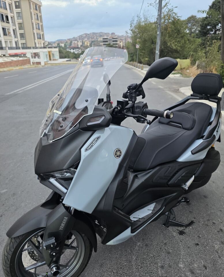 MOTOCAM Yamaha Xmax Techmax Ön Cam 2025-2026 Model 63cm Şeffaf Renkli 4mm Asansörlü