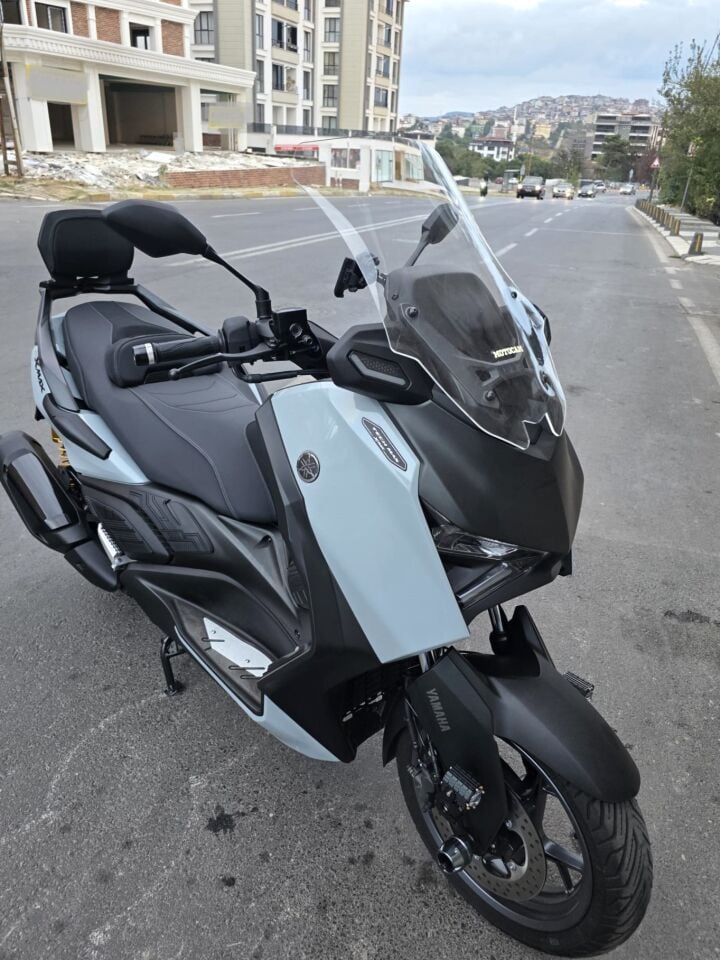 MOTOCAM Yamaha Xmax Techmax Ön Cam 2025-2026 Model 63cm Şeffaf Renkli 4mm Asansörlü