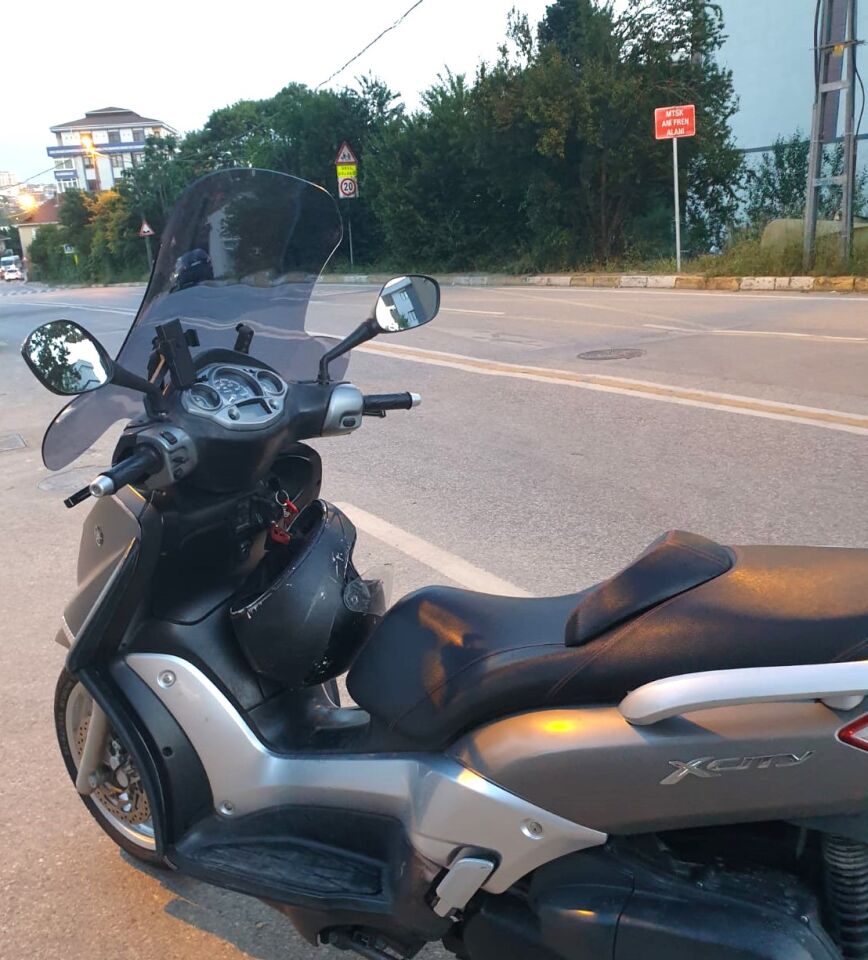 MOTOCAM Yamaha Xcity 250 Ön Cam 2011-2016 Model 50cm Füme Renkli 4mm ELCİKLİ