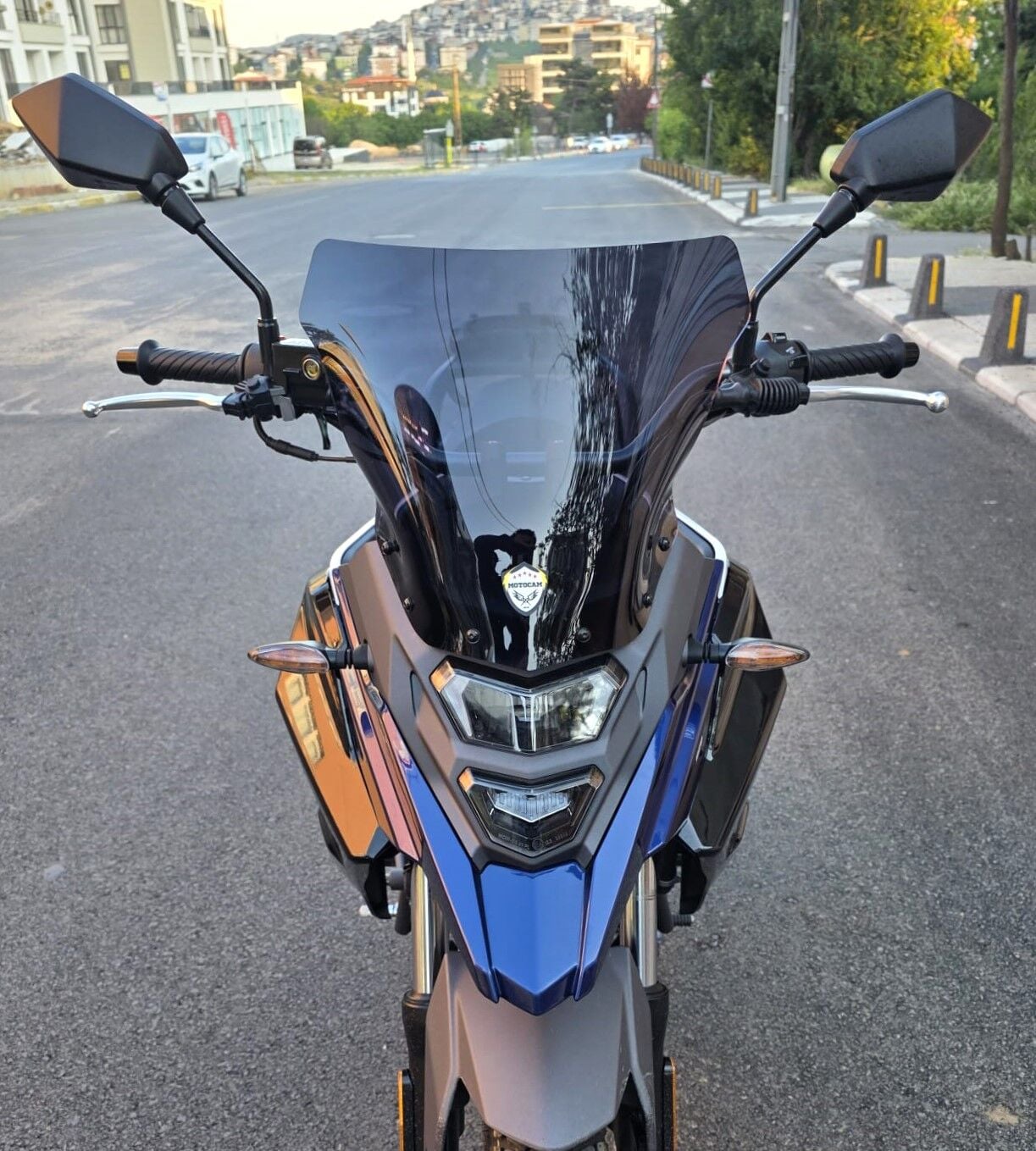 MOTOCAM SYM NHT 200 Ön Cam 2023-2026 Model 30cm Siyah Renkli 4mm SPORTİF