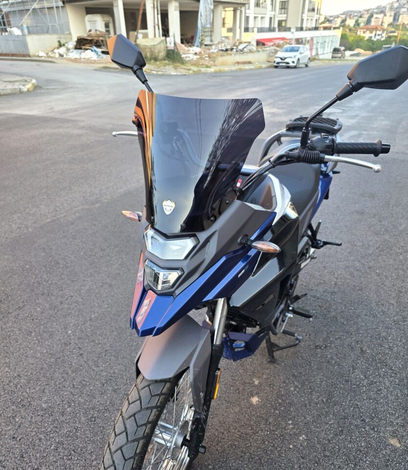 MOTOCAM SYM NHT 200 Ön Cam 2023-2026 Model 30cm Siyah Renkli 4mm SPORTİF