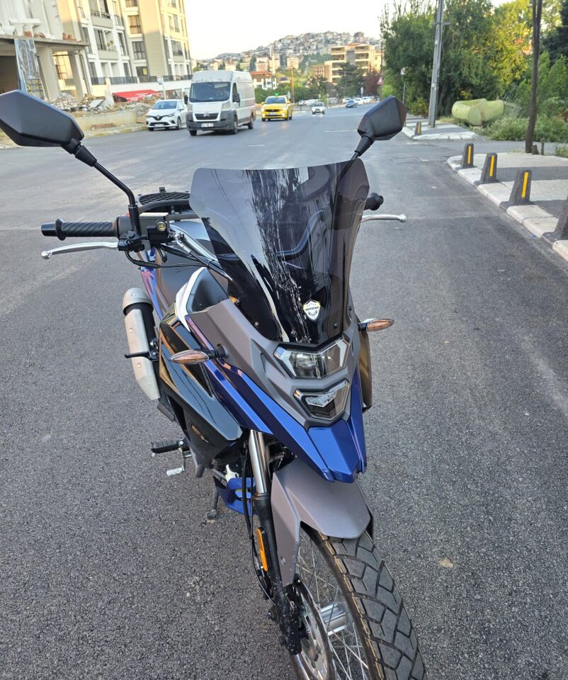 MOTOCAM SYM NHT 200 Ön Cam 2023-2026 Model 30cm Siyah Renkli 4mm SPORTİF