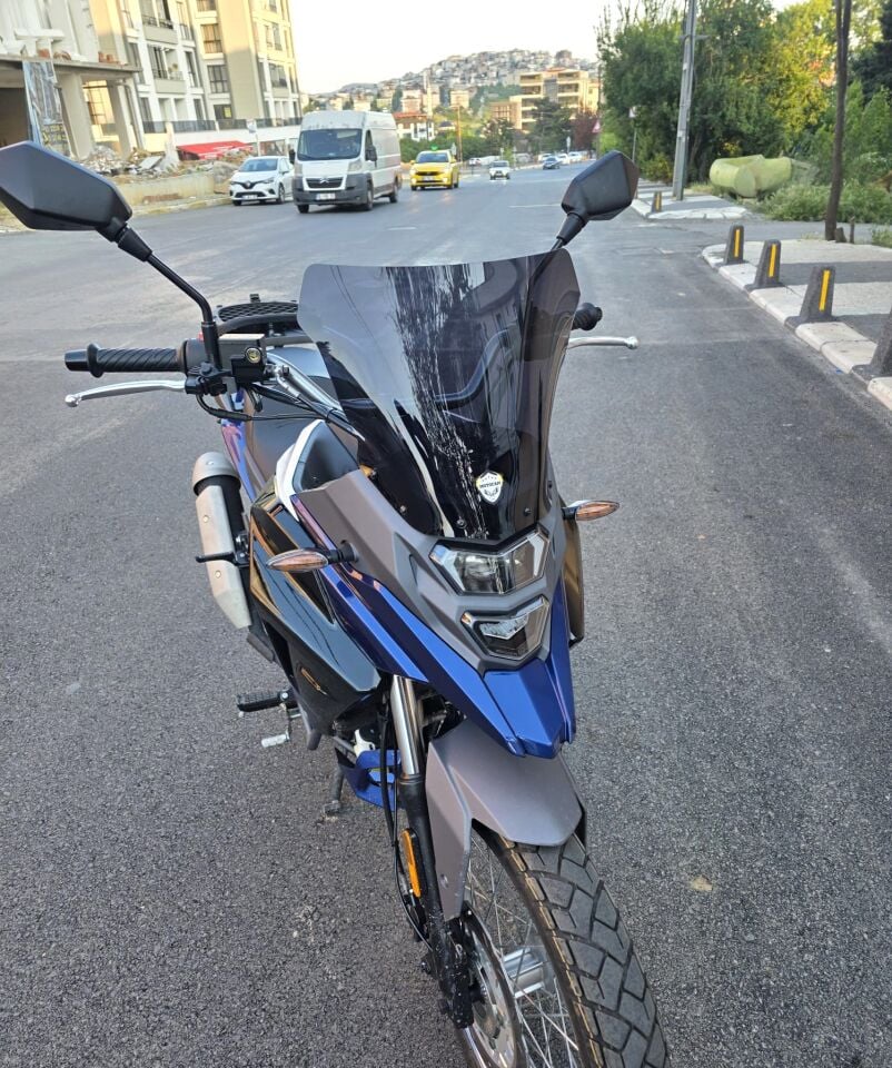 MOTOCAM SYM NHT 200 Ön Cam 2023-2026 Model 30cm Siyah Renkli 4mm SPORTİF