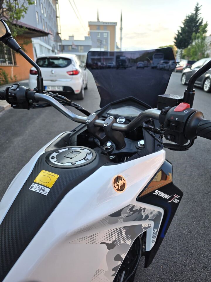 MOTOCAM SYM NHT 200 Ön Cam 2023-2026 Model 30cm Siyah Renkli 4mm SPORTİF