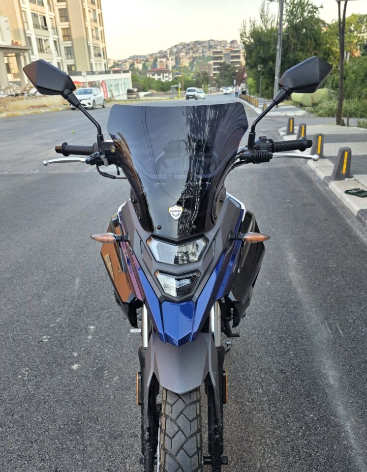 MOTOCAM SYM NHT 200 Ön Cam 2023-2026 Model 30cm Siyah Renkli 4mm SPORTİF