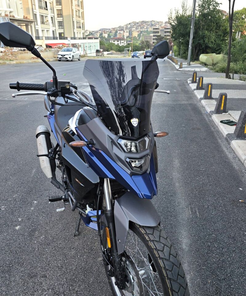 MOTOCAM SYM NHT 200 Ön Cam 2023-2026 Model 30cm Siyah Renkli 4mm SPORTİF