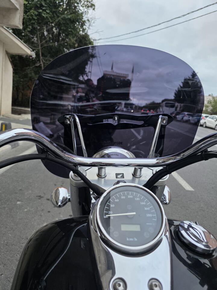 MOTOCAM Honda Shadow 750 Ön Cam 1999-2010 Model 45cm Siyah Renkli 4mm APARATSIZ