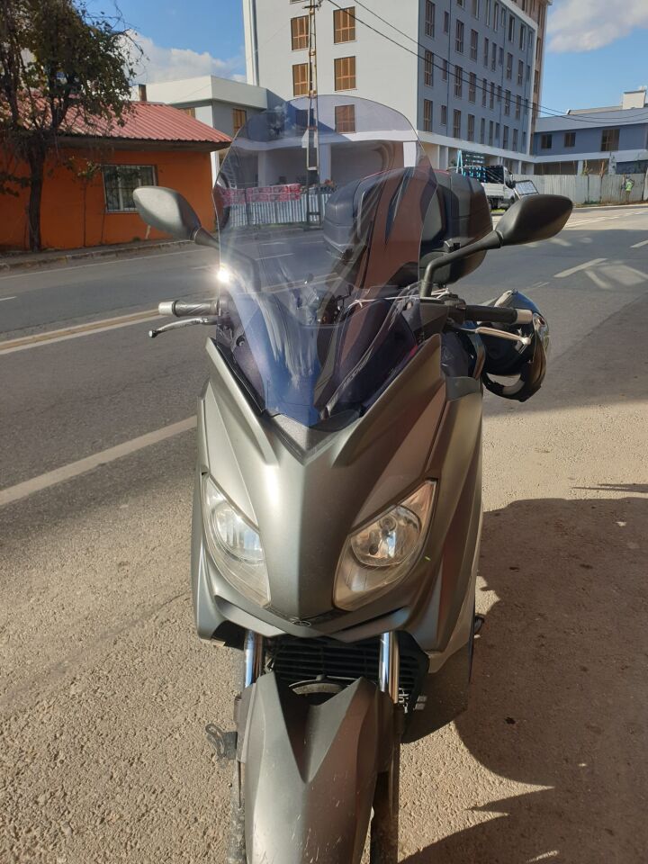 MOTOCAM Yamaha Xmax 250 Ön Cam 2011-2013 Model 55cm Füme Renkli 4mm KISA SPOR CAM
