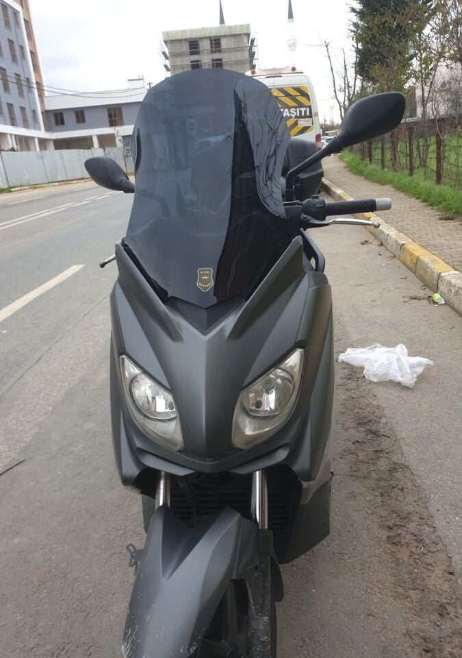 MOTOCAM Yamaha Xmax 250 Siperlik Ön Cam 2011-2013 Model 55cm Siyah Renkli 4mm KISA SPOR CAM