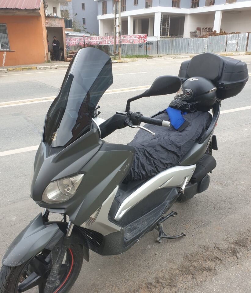 MOTOCAM Yamaha Xmax 250 Siperlik Ön Cam 2011-2013 Model 55cm Siyah Renkli 4mm KISA SPOR CAM