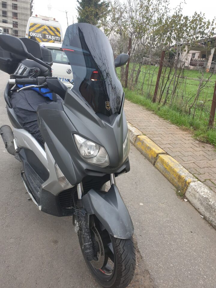 MOTOCAM Yamaha Xmax 250 Siperlik Ön Cam 2011-2013 Model 55cm Siyah Renkli 4mm KISA SPOR CAM
