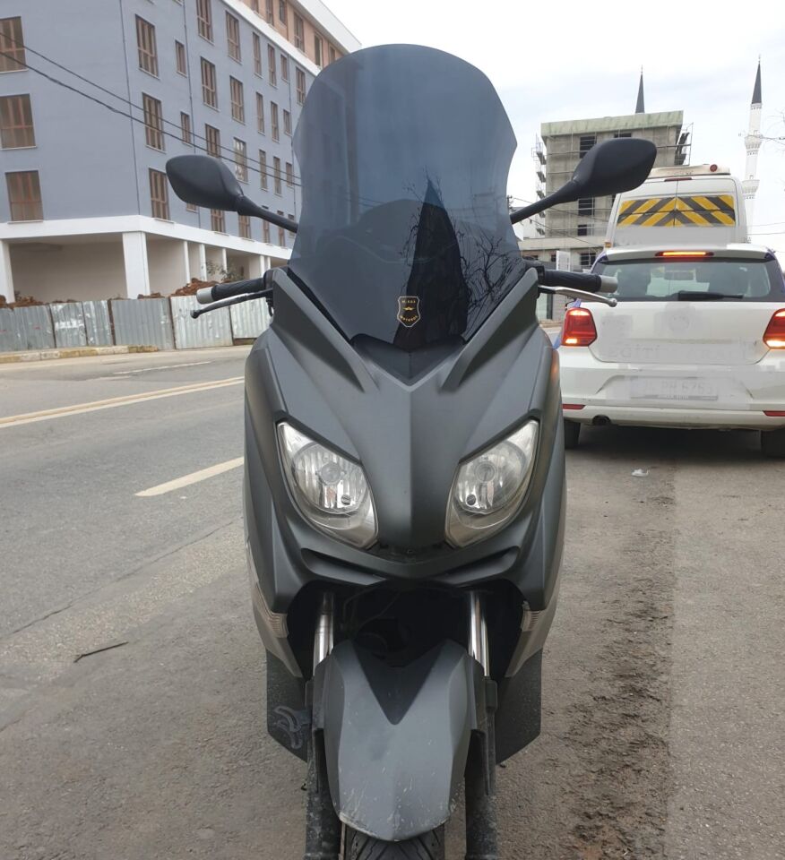 MOTOCAM Yamaha Xmax 250 Siperlik Ön Cam 2011-2013 Model 55cm Siyah Renkli 4mm KISA SPOR CAM