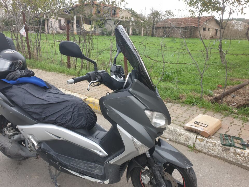 MOTOCAM Yamaha Xmax 250 Siperlik Ön Cam 2011-2013 Model 55cm Siyah Renkli 4mm KISA SPOR CAM