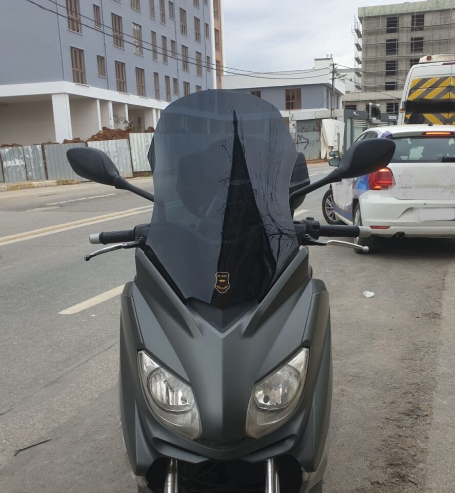 MOTOCAM Yamaha Xmax 250 Siperlik Ön Cam 2011-2013 Model 55cm Siyah Renkli 4mm KISA SPOR CAM